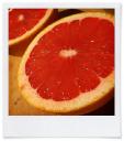 Grapefruits gibt es mit hellgelbem Fruchtfleisch, die etwas süßeren Rosé-Früchte haben jedoch rosafarbenes Fruchtfleisch