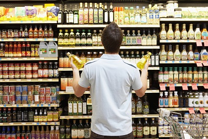 Mann kauft im Supermarkt ein